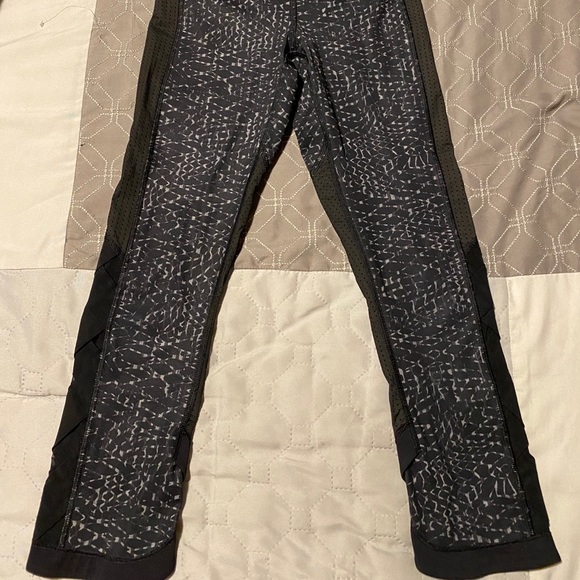 Like new lululemon crop, size 2 - Picture 2 of 2